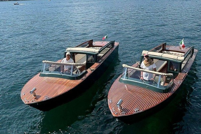 Deux bateaux en bois sur une étendue d’eau calme. 4