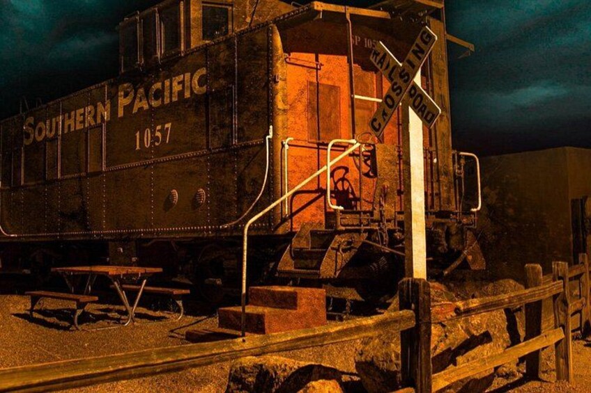 Un train de la compagnie Southern Pacific, portant le numéro 1057, traversait un passage à niveau. 3