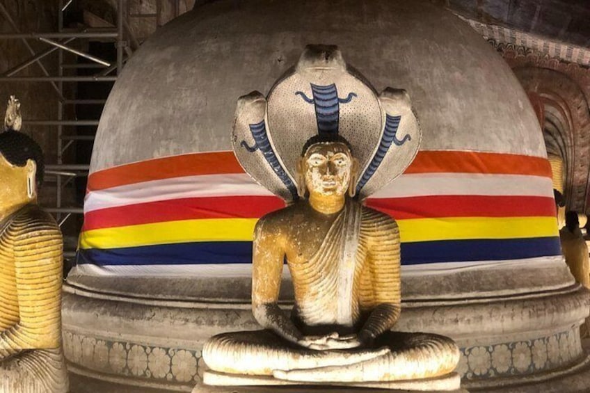 Une statue de Bouddha assis, avec un fond à rayures. 3