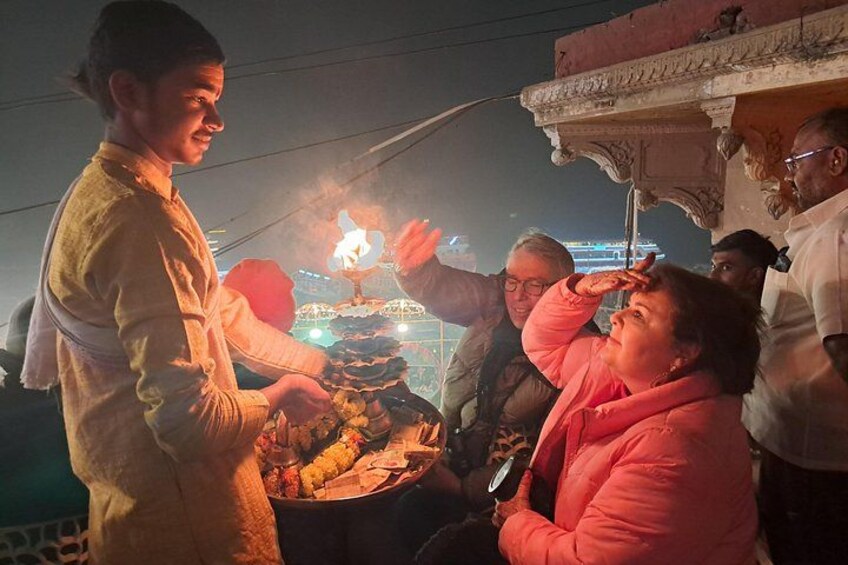 Una persona sirve comida en un puesto callejero, rodeado de gente. 5