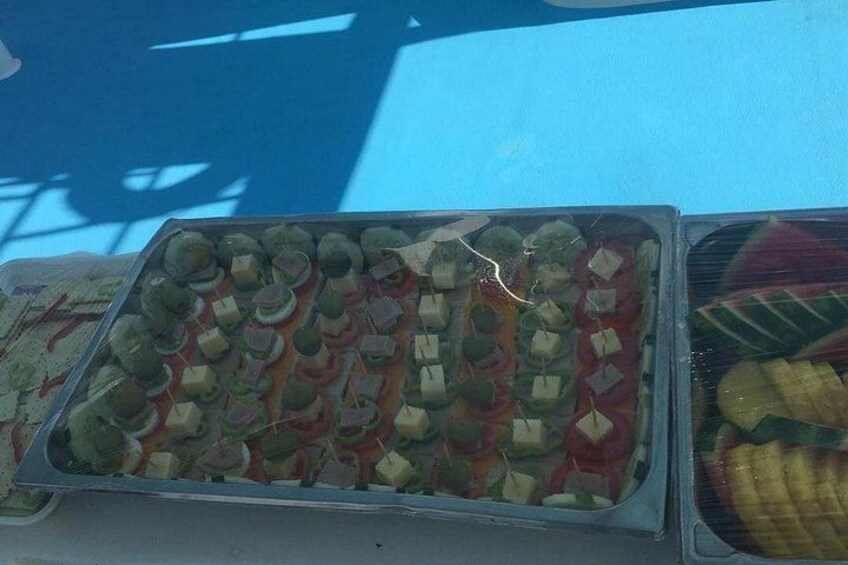 Bandeja con alimentos, posiblemente un plato de verduras y carne. 2