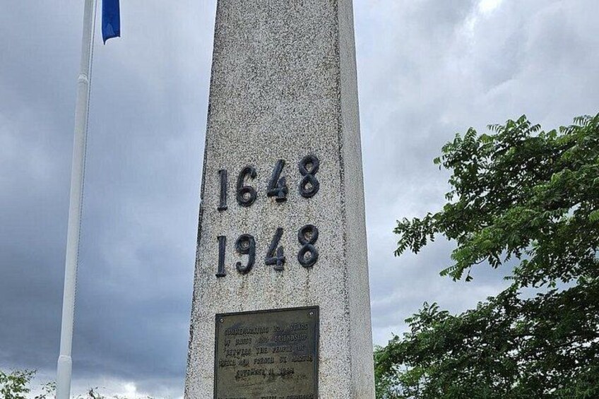 Border Monument St Maarten 3