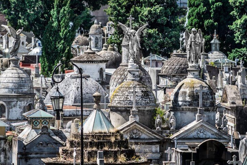 Un cimetière comprenant divers monuments funéraires, des mausolées à coupole et des statues. 3