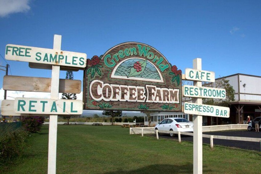 Schild einer Kaffeeplantage mit Hinweisen zu kostenlosen Kostproben, Verkaufsraum, Café, Toiletten und einer Espressobar. 5