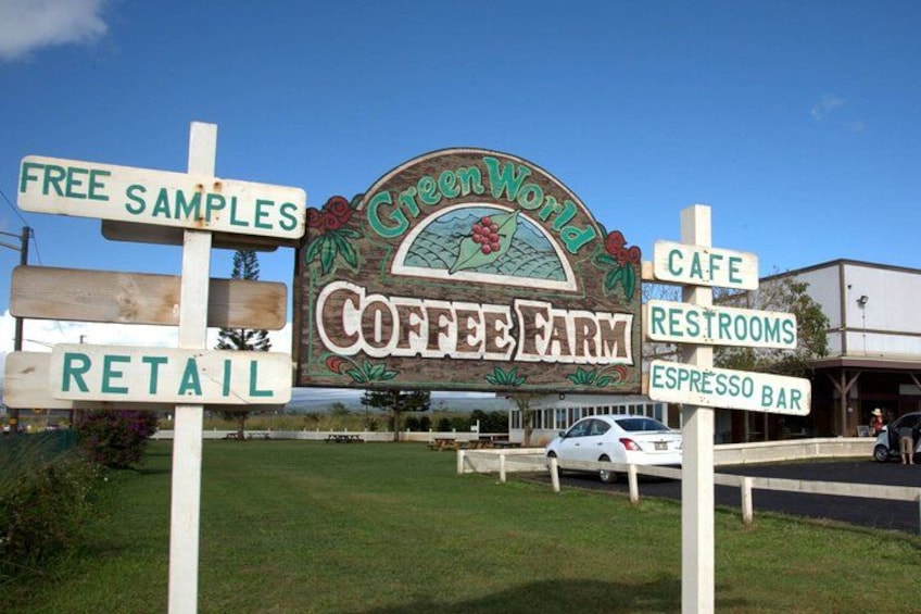 Un panneau indiquant la direction d’une ferme de café où l’on peut déguster des échantillons gratuits, acheter des produits, prendre un café, utiliser les toilettes et se rendre au bar à espresso. 2