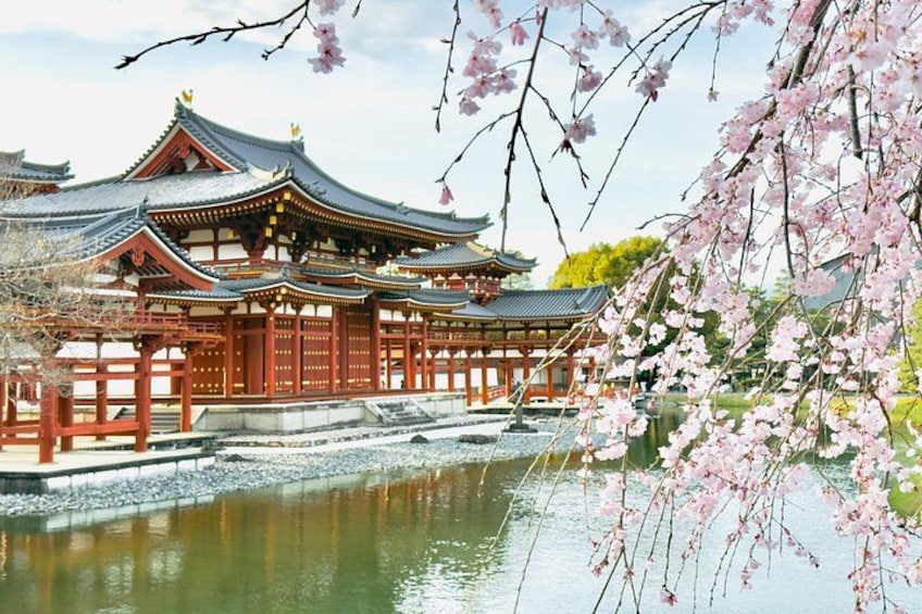 Un bâtiment traditionnel japonais avec un étang devant. 3