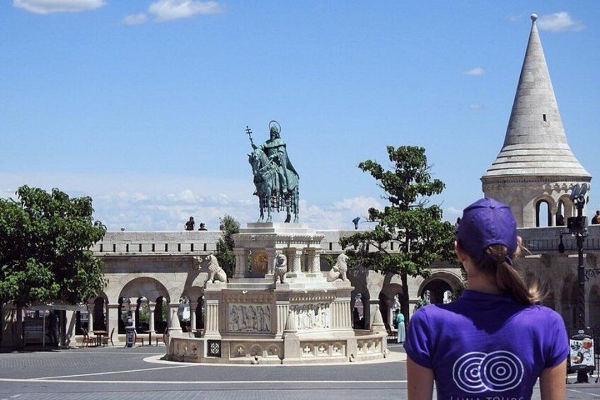 Une statue, une fontaine et un monument conique dans une place publique. 2