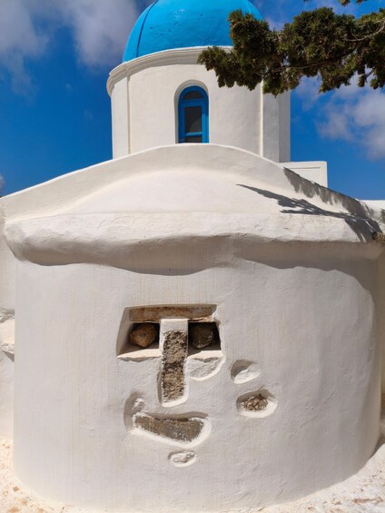 Un edificio blanco con una cúpula azul y una ventana pequeña. 3
