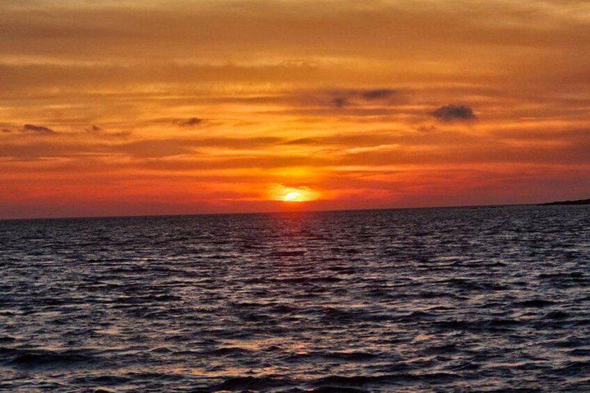 Dreamy Cruise sunset tour with dinner and unlimited wine! 4