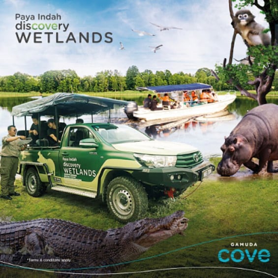 Een groen terreinwagen met 'Paya Indah discovery WETLANDS' op de zijkant, geparkeerd bij een meer, een boot met mensen en een nijlpaard in de buurt. 1