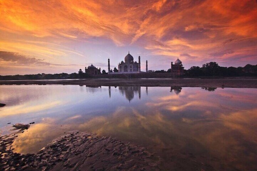 Private Sunrise half-day tour at Taj Mahal with visiting to Agra Fort 5