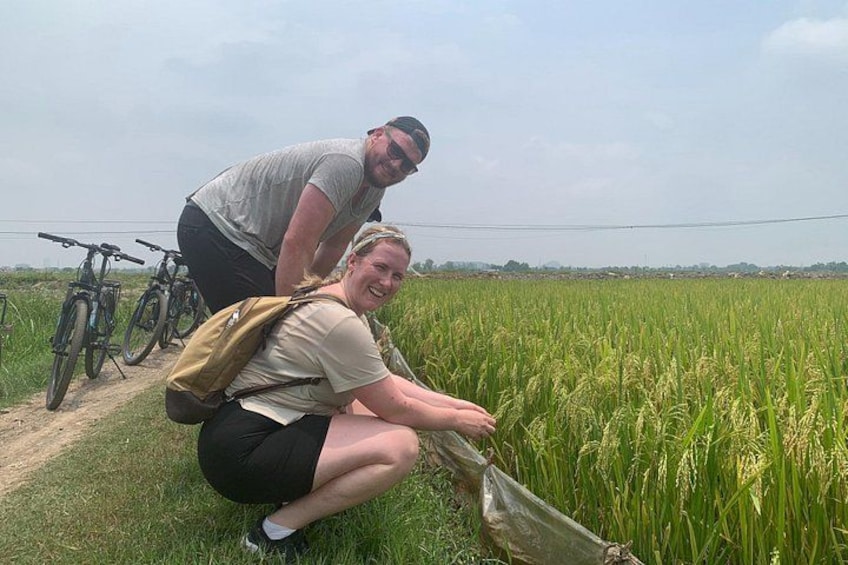 Dos personas en un campo, con bicicletas al fondo. 5