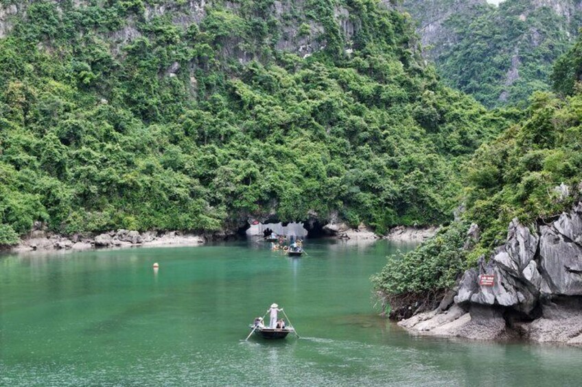 Une rivière paisible avec un bateau, une végétation luxuriante et verdoyante, et des falaises rocheuses. 2