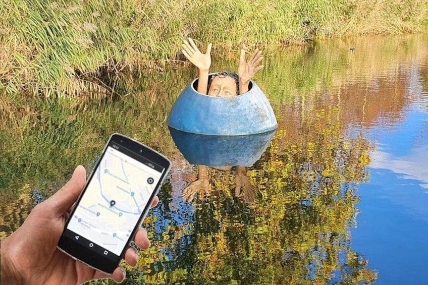 Une personne, assise dans un seau bleu flottant sur l’eau, tient un téléphone intelligent à la main. 5