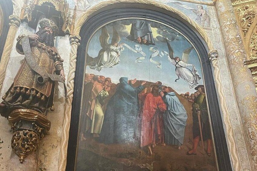 Una pintura religiosa con ángeles y una figura vestida de rojo. 3