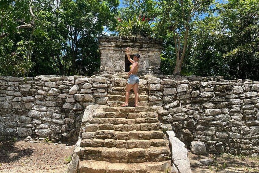Una persona está de pie sobre unos escalones de piedra que conducen a una construcción de piedra. 5