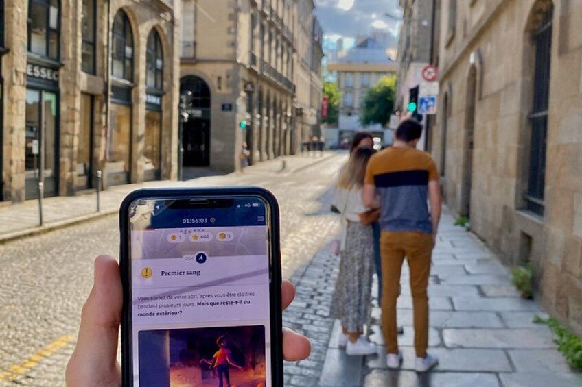 Un teléfono inteligente mostrando un mapa, un globo de mensaje, una calle adoquinada y un edificio con ventanas arqueadas. 3