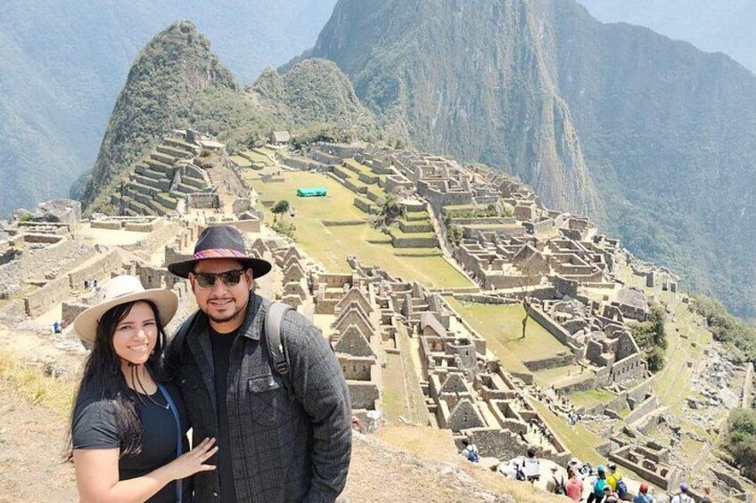 Un couple se tient devant le Machu Picchu, les ruines servant de décor en arrière-plan. 2