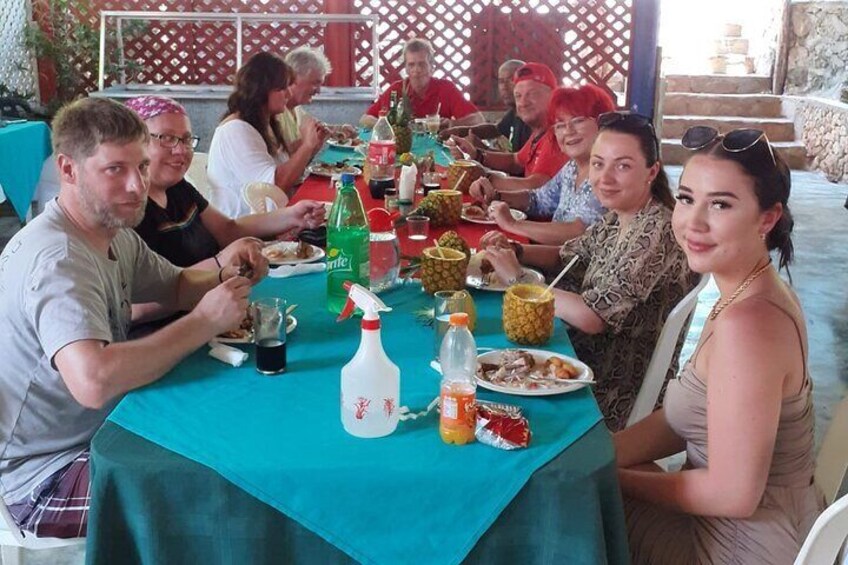 Tour to El Limón waterfall with lunch included from Saman special for cruisers