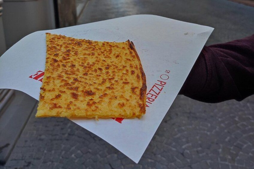 Et pizzastykke på hvidt papir med et rødt logo. 3