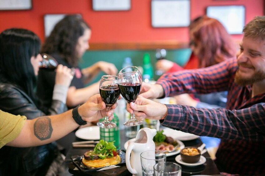 En grupp människor som skålar med vinglas på en restaurang. 3