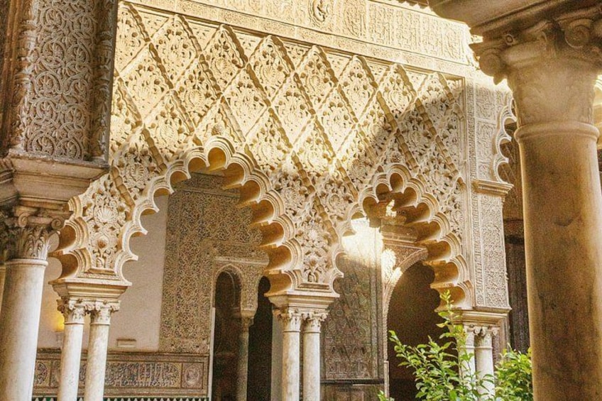 Una estructura arquitectónica ornamentada con intrincados grabados y arcos. 1