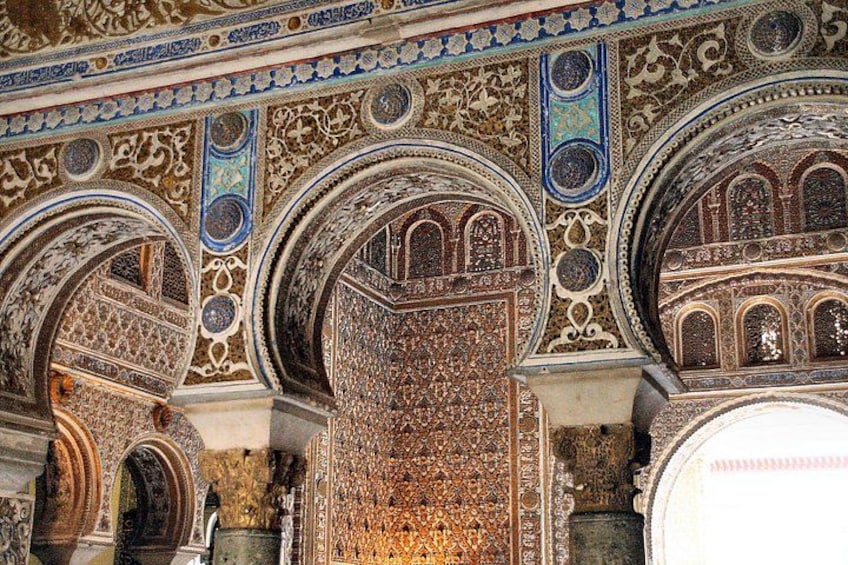 Un interior arquitectónico ornamentado con detallados trabajos de azulejos y arcos. 2