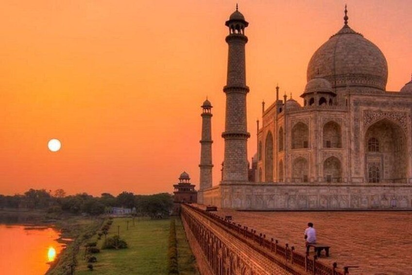 Le Taj Mahal au coucher du soleil, avec la lune visible dans le ciel. 1