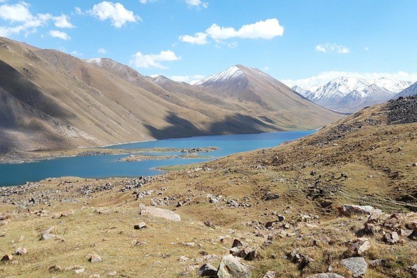 Paisaje montañoso con un lago y terreno rocoso. 3