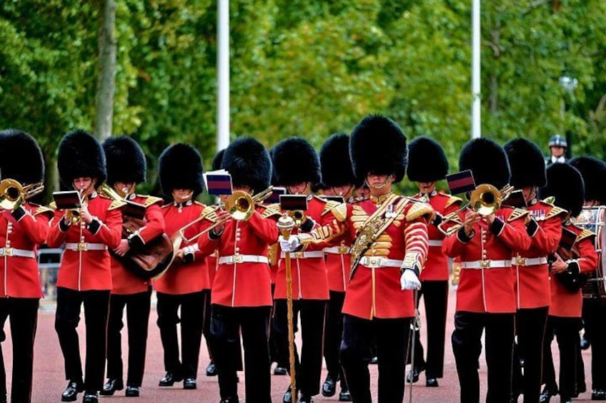 Changing of the Guard Walking Tour in London at Buckingham Palace 2