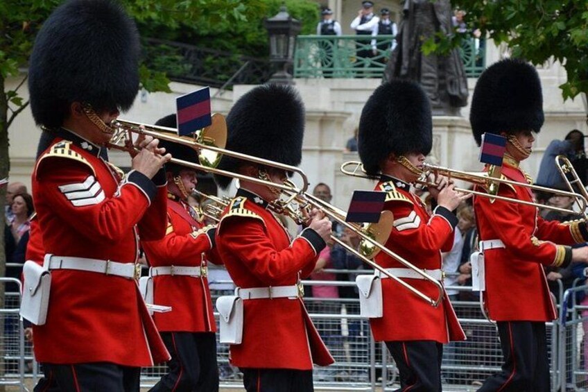 Changing of the Guard Walking Tour in London at Buckingham Palace 3