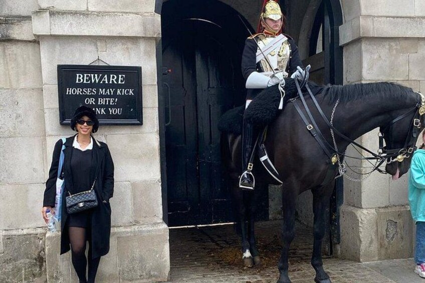 Changing of the Guard Walking Tour in London at Buckingham Palace 4