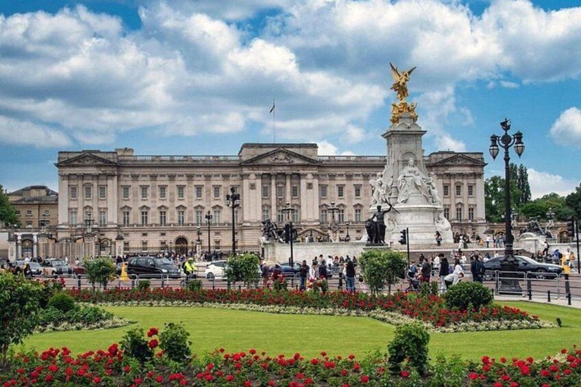 Changing of the Guard Walking Tour in London at Buckingham Palace 2