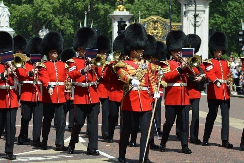 Changing of the Guard Walking Tour in London at Buckingham Palace 4