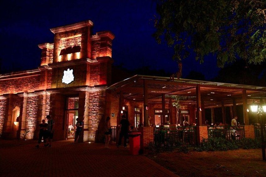 Un edificio histórico con fachada de piedra y un patio cubierto. 5