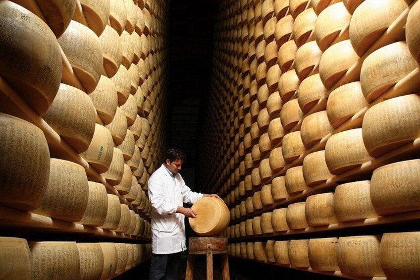 Parmigiano Cheese Factory Visit and Tasting 3