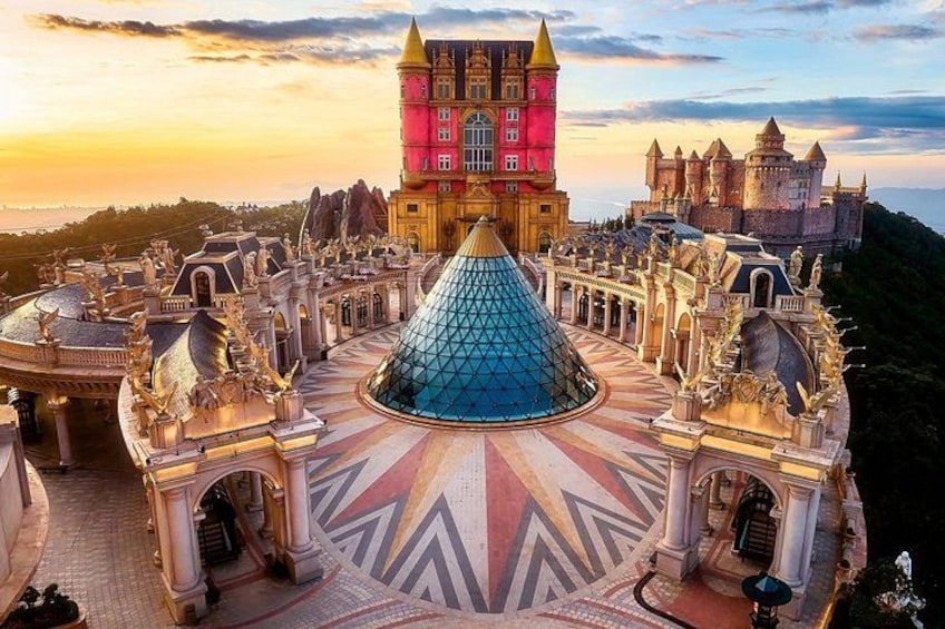 Ein prächtiges Palastgebäude mit einer zentralen Kuppel, aufwendiger Architektur und einer Burg im Hintergrund. 5