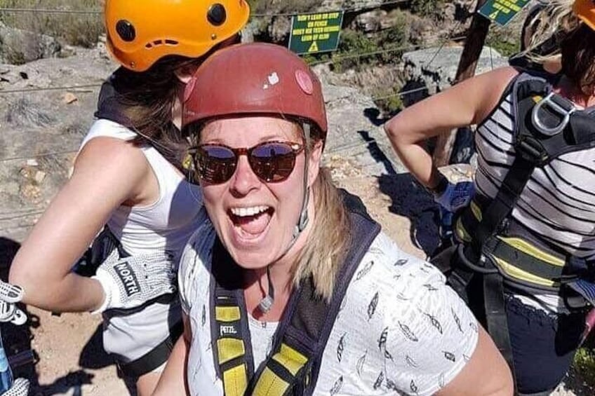 Un groupe de personnes portant des casques et des harnais, probablement en train de faire du VTT ou de pratiquer une activité tout-terrain. 4