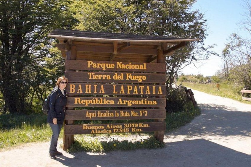 Et træskilt med tekst på spansk, der angiver en nationalpark i Argentina. 2