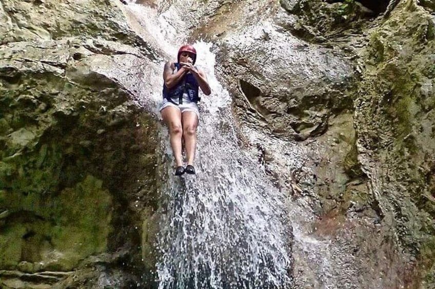 Iemand springt van een waterval. 3