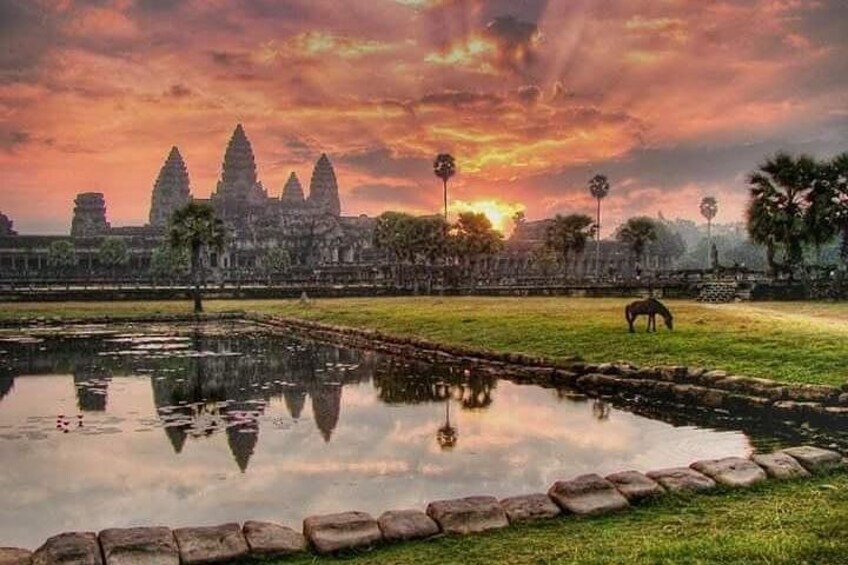 Solnedgang over Angkor Wat med spejlbillede i en sø. 1