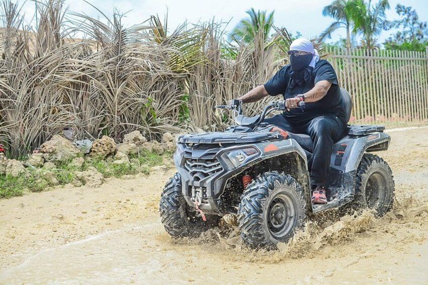 Una persona conduciendo un cuatrimoto por un sendero de tierra. 3