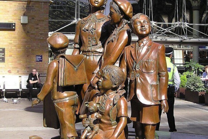 Een bronzen beeld van een gezin met een kind. 2