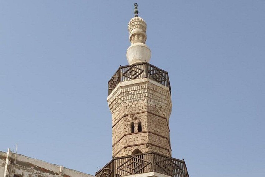 Un minarete alto con cúpula y delicada celosía. 2