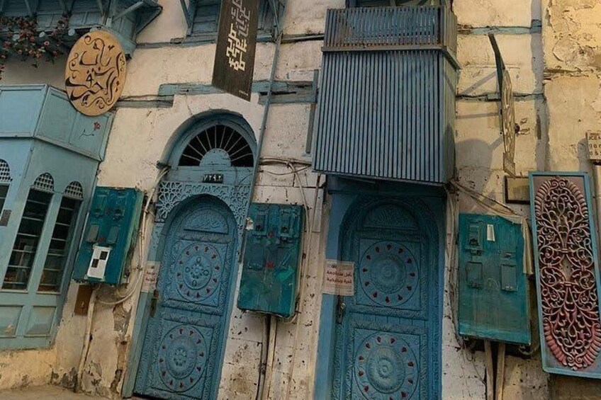 Un edificio con puertas azules ornamentadas y un reloj tradicional. 5