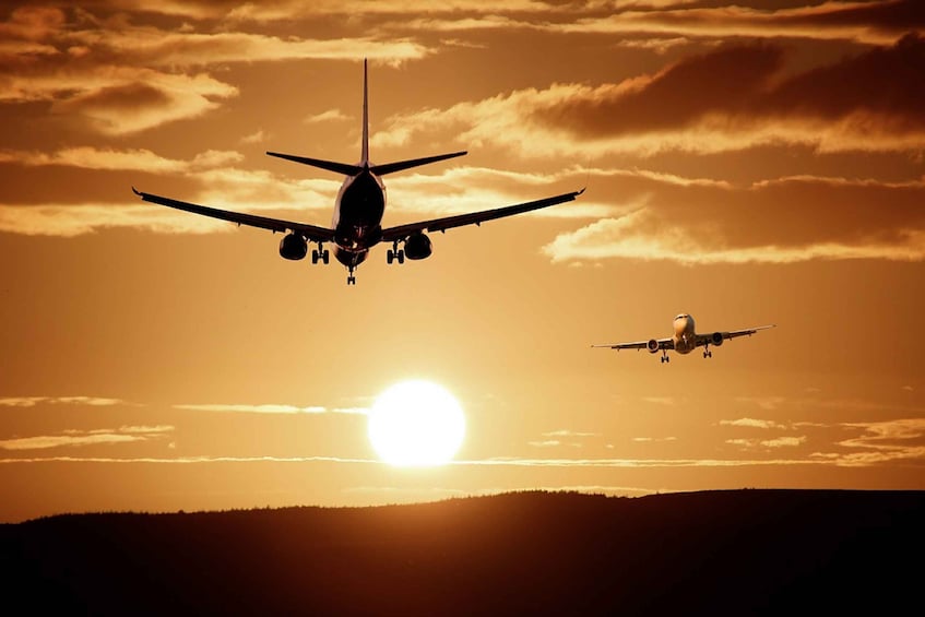 Dos aviones volando en el cielo al atardecer. 4