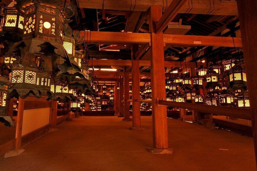 Een traditioneel Japans gebouw met houten balken en lantaarns. 4