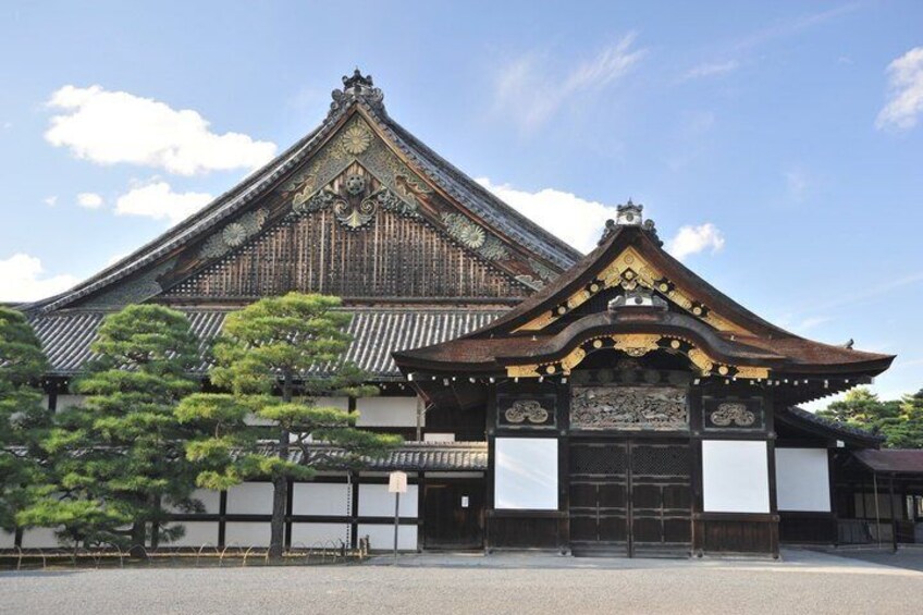 En traditionel japansk bygning med et tagtækket tag og overdådige udsmykninger. 1