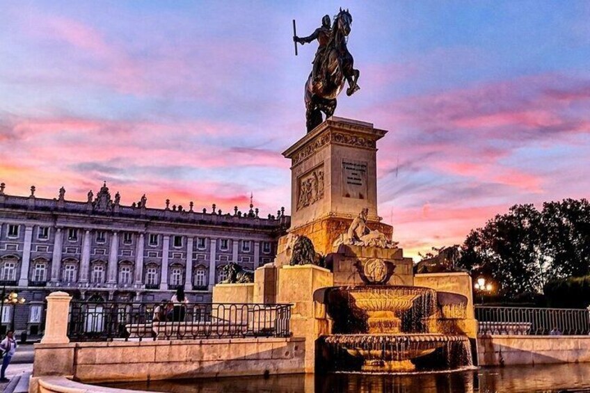 Un monumento storico sormontato da una statua, circondato da una fontana e con un grande edificio sullo sfondo. 5