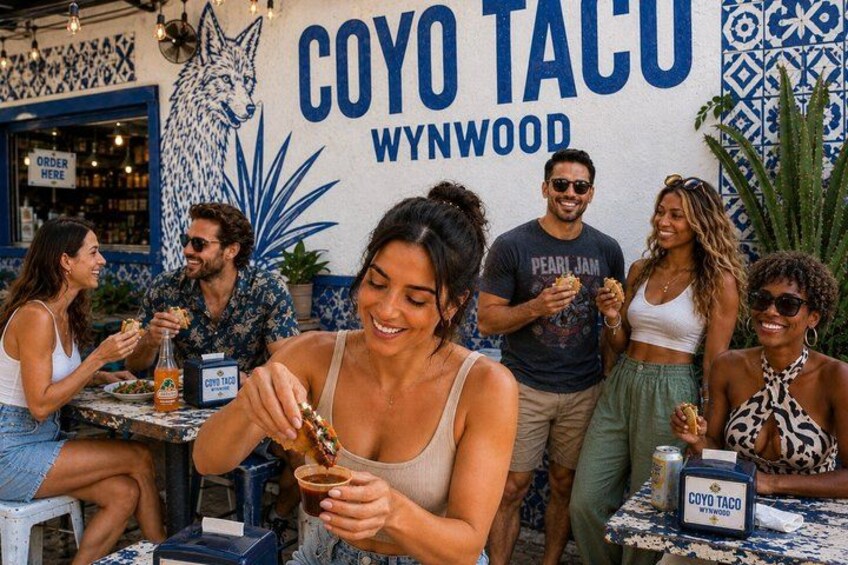 En gruppe mennesker spiser på Coyo Taco Wynwood. 5